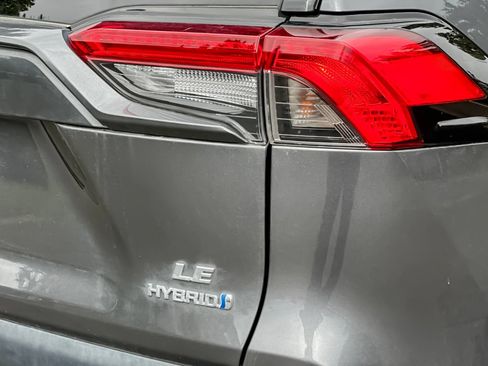 Used 2022 Toyota RAV4 LE AWD/4WD image 38
