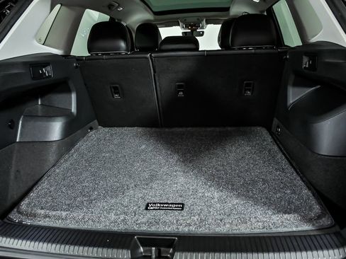 Certified 2025 Volkswagen Tiguan SE image 9