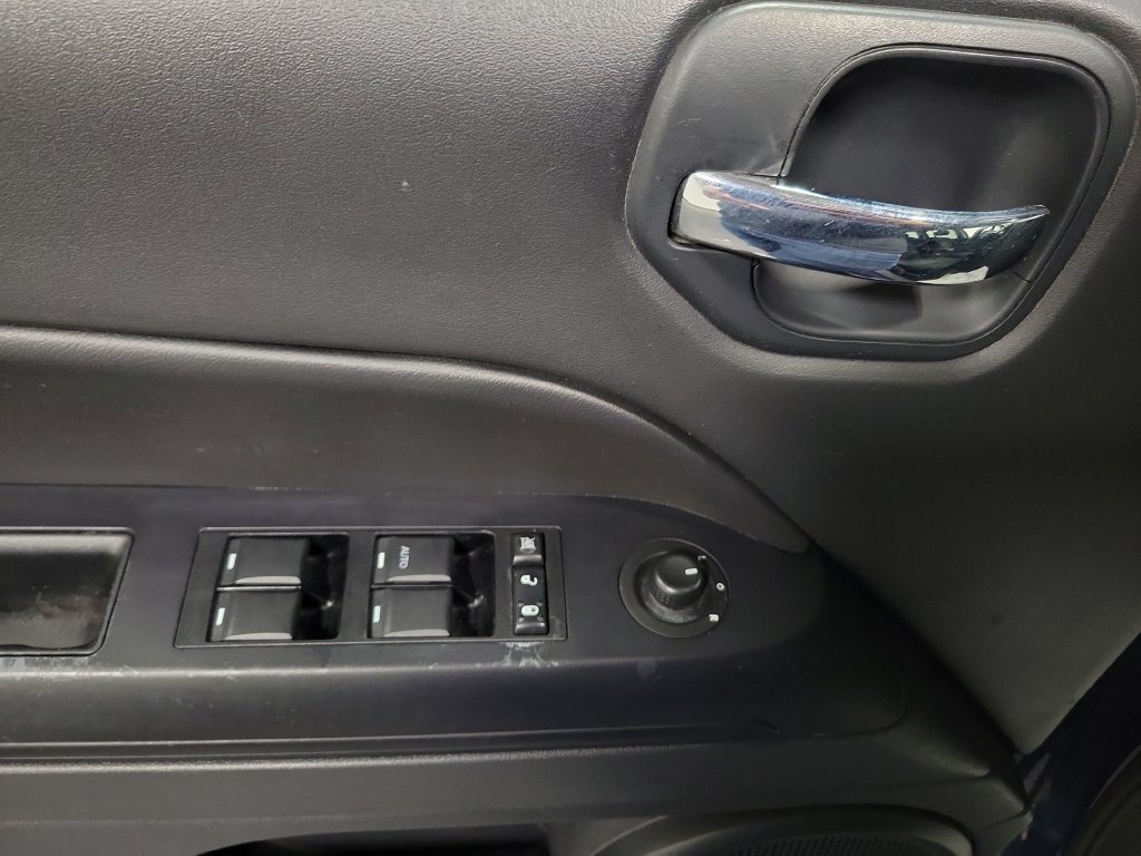 Used 2014 Jeep Patriot Latitude w/ Sun/Sound Group FWD image 27