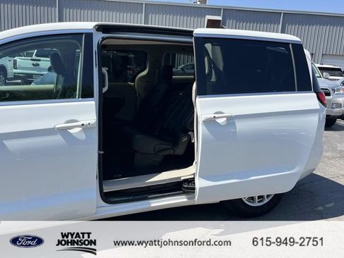 Used 2023 Chrysler Pacifica Touring-L image 19