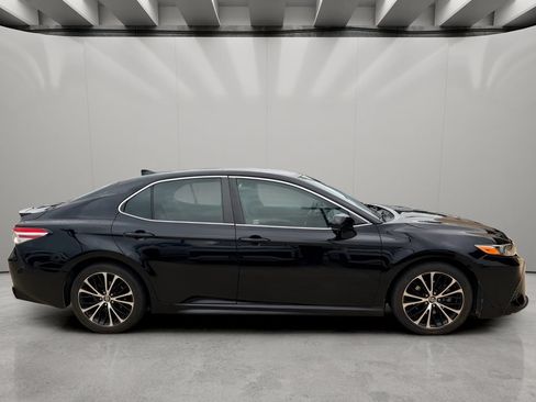Used 2020 Toyota Camry SE FWD image 6