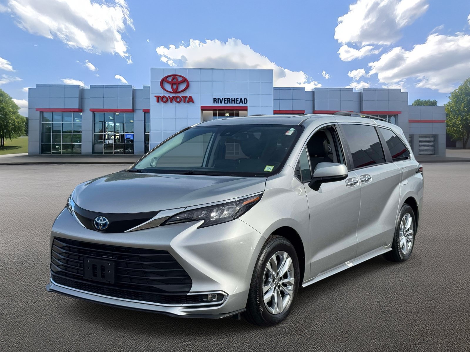 Certified 2024 Toyota Sienna XLE w/ XLE Plus Package AWD/4WD image 1