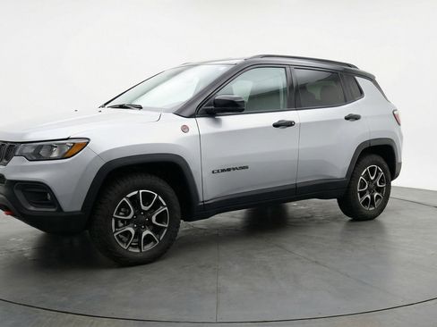 Used 2025 Jeep Compass Trailhawk image 3