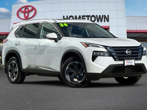 Used 2024 Nissan Rogue SV w/ SV Premium Package image 2