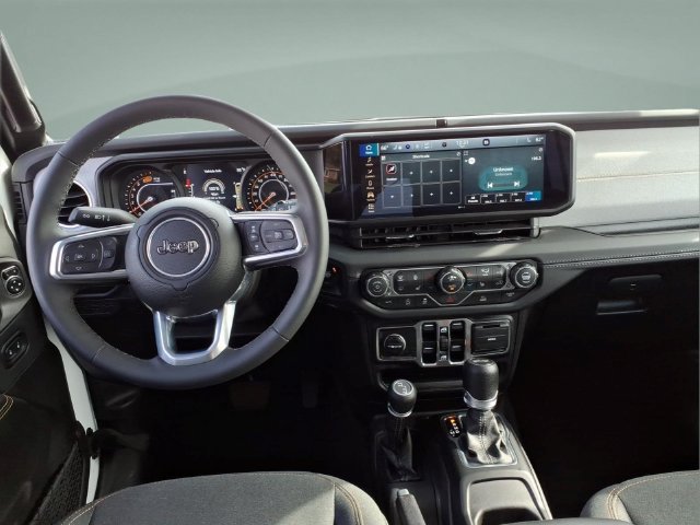 Used 2025 Jeep Wrangler Unlimited Sahara AWD/4WD image 17
