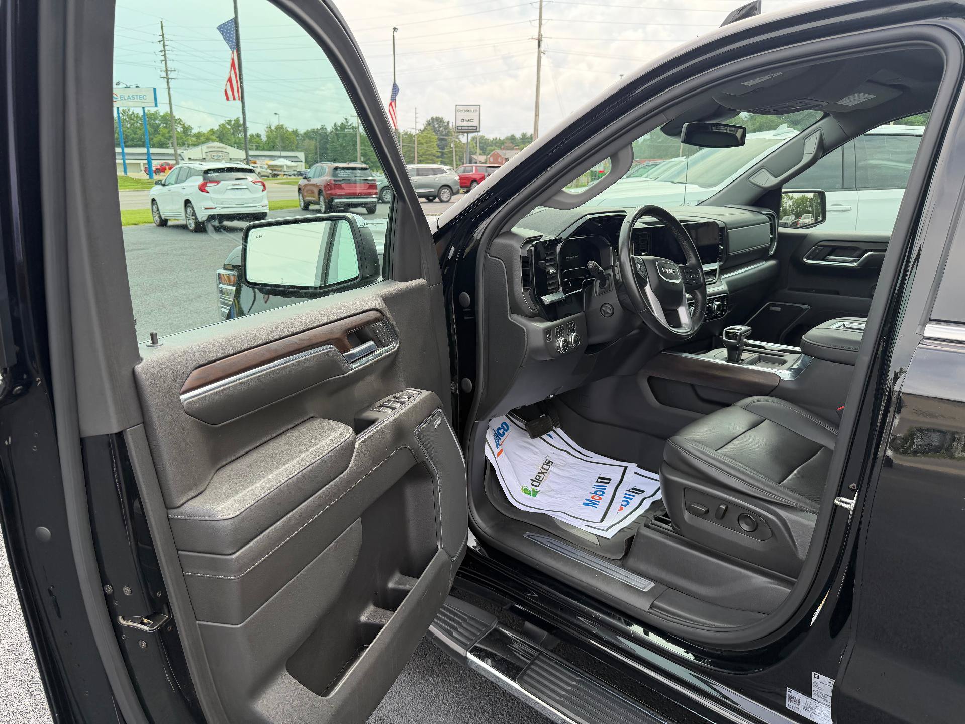 Used 2022 GMC Sierra 1500 SLT w/ SLT Premium Plus Package AWD/4WD image 9