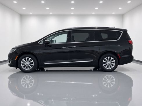 Used 2018 Chrysler Pacifica Touring-L FWD image 2