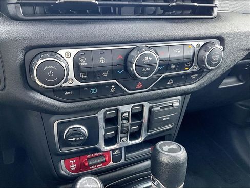 Used 2024 Jeep Wrangler Unlimited AWD/4WD image 26