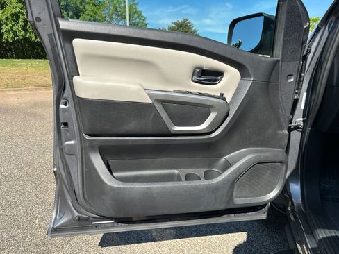 Used 2024 Nissan Titan SV w/ SV Convenience Package image 8