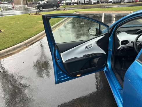 Used 2020 Toyota Prius LE AWD/4WD image 14