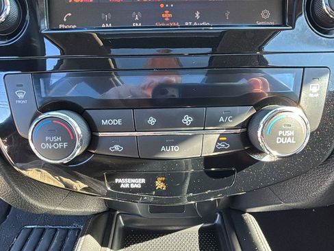 Used 2018 Nissan Rogue SL w/ Premium Package image 17