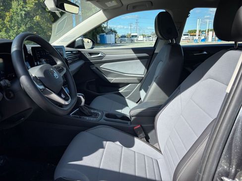 Used 2025 Volkswagen Jetta SE image 25