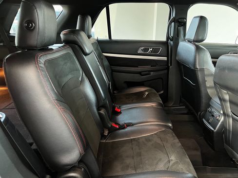 Used 2019 Ford Explorer XLT w/ XLT Sport Appearance Package AWD/4WD image 29