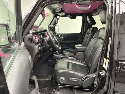 Used 2018 Jeep Wrangler Unlimited Sahara image 3