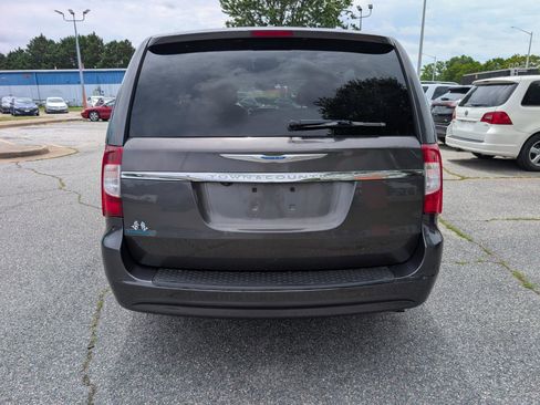 Used 2015 Chrysler Town & Country Touring FWD image 5