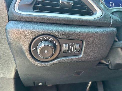Used 2025 Chrysler Pacifica Select FWD image 19