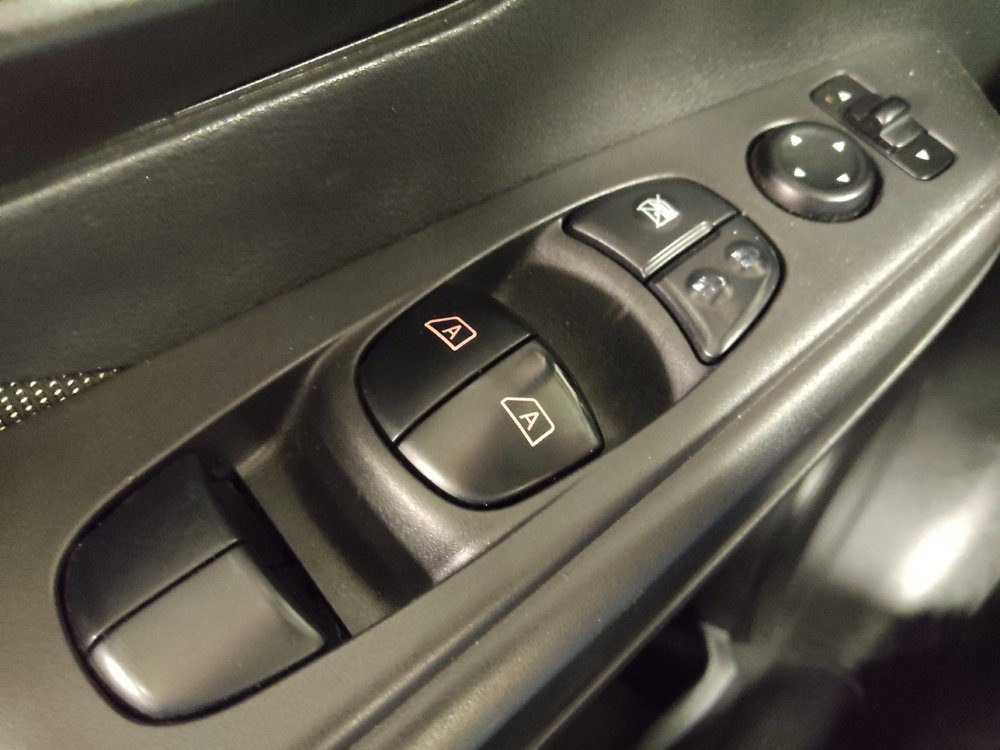 Used 2019 Nissan Kicks S FWD image 27