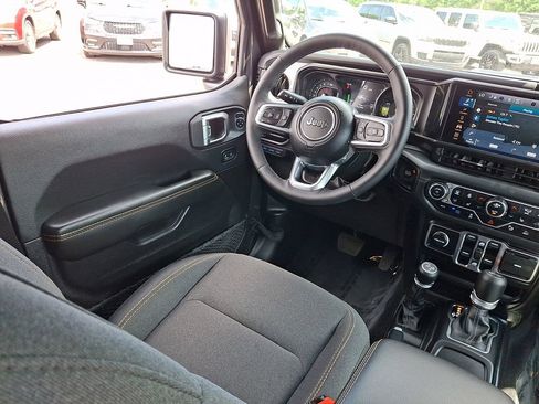 Used 2025 Jeep Wrangler Unlimited Sahara w/ Safety Group AWD/4WD image 15