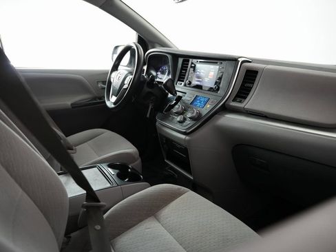 Used 2018 Toyota Sienna LE w/ Carpet Mat Package image 50