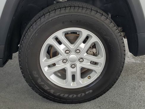 Certified 2024 Jeep Grand Cherokee Laredo AWD/4WD image 7