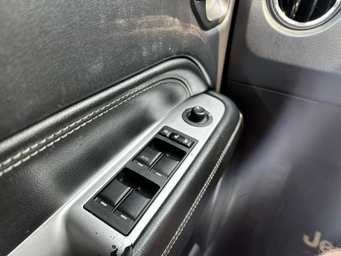 Used 2016 Jeep Compass Latitude image 18