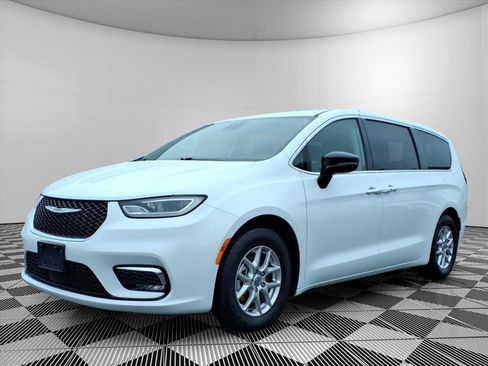 Used 2024 Chrysler Pacifica Touring-L FWD image 22