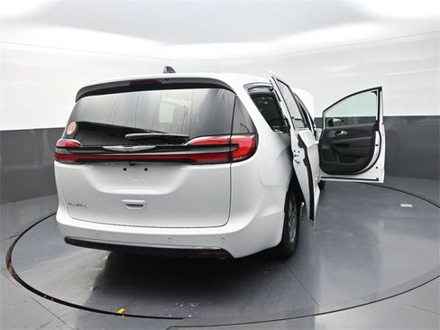 New 2026 Chrysler Pacifica Select image 30