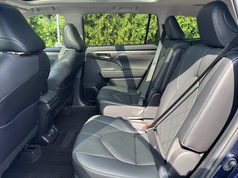 Used 2023 Toyota Highlander Platinum AWD/4WD image 18