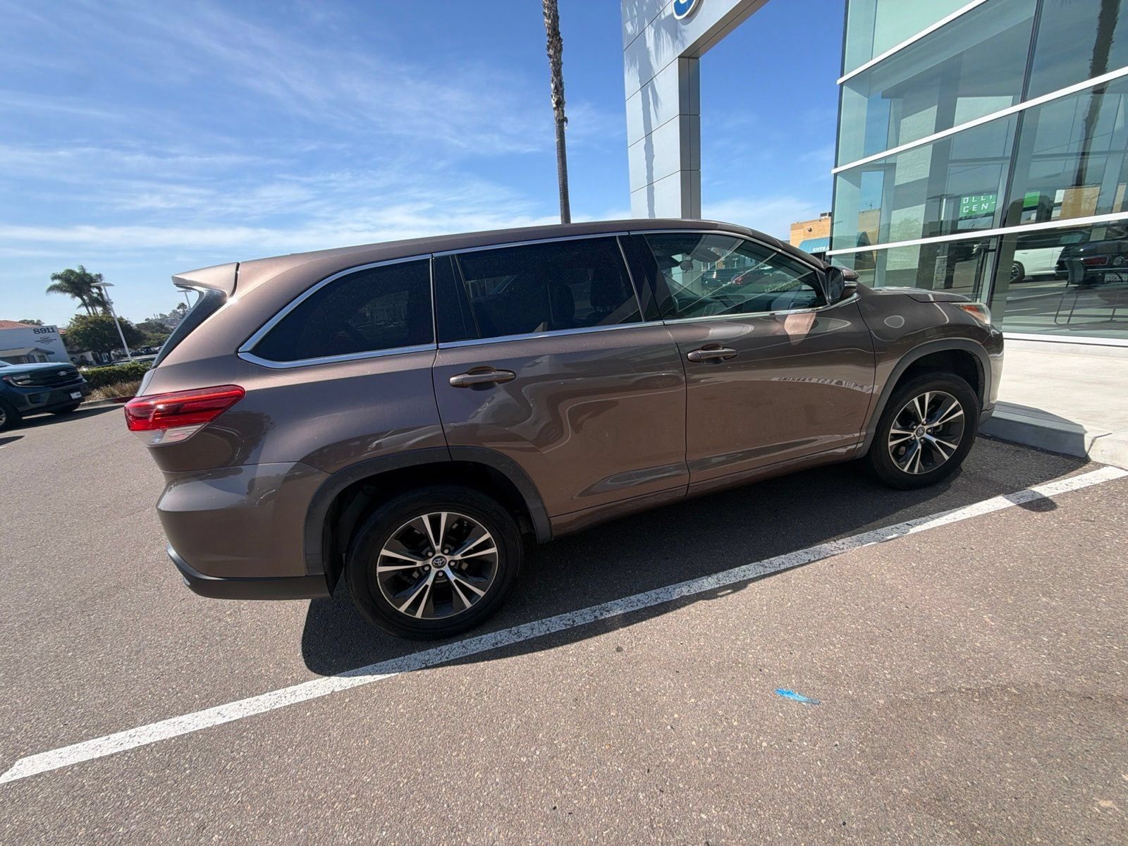 Used 2018 Toyota Highlander Plus w/ Carpet Mat Package (TMS) FWD image 8