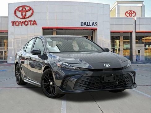 Used 2025 Toyota Camry SE image 1