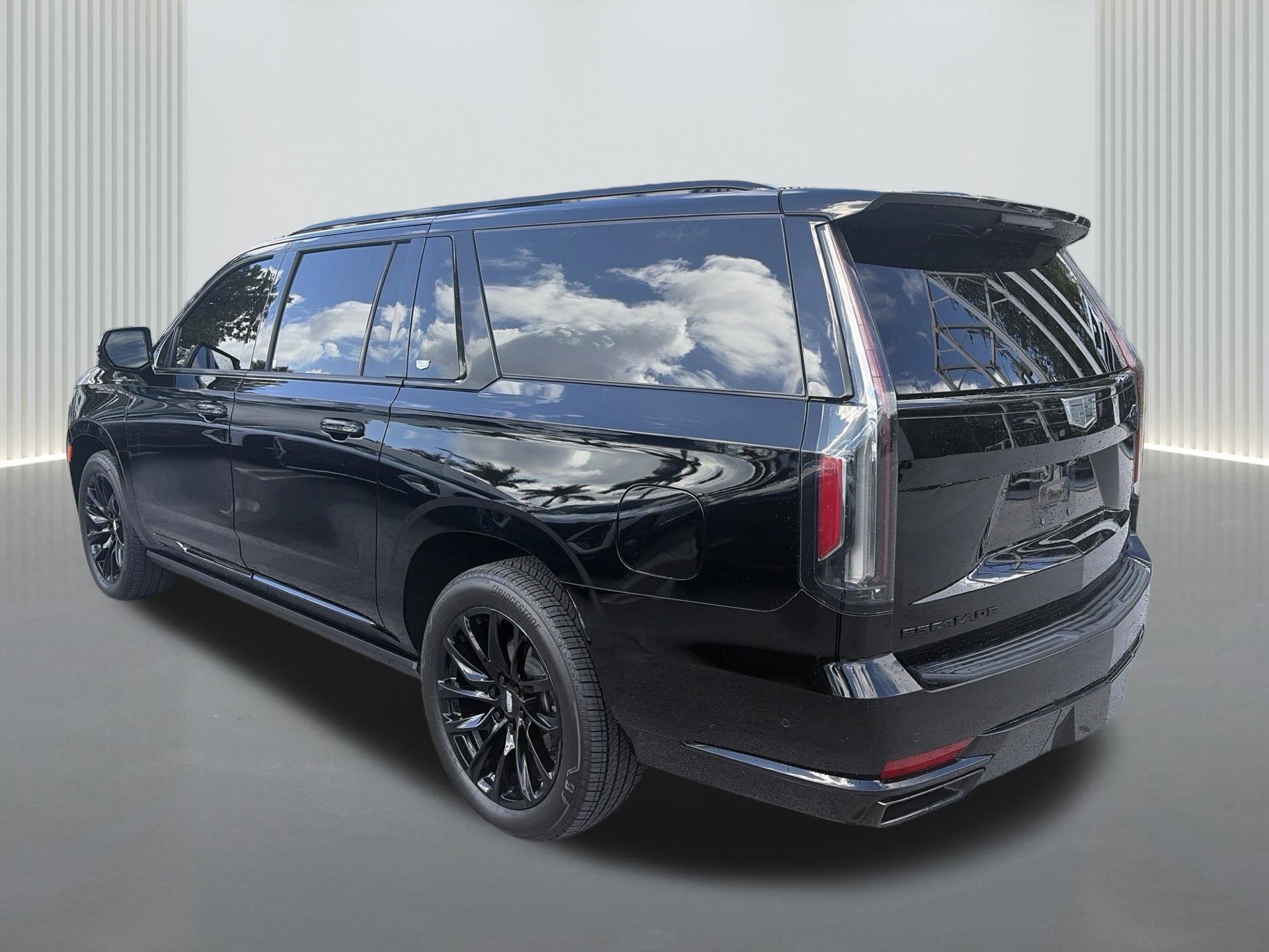 Used 2022 Cadillac Escalade ESV Sport w/ Touring Package AWD/4WD image 3