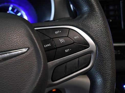 Used 2017 Chrysler Pacifica Touring Plus FWD image 27