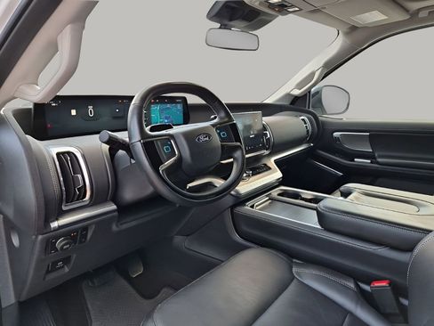 Used 2025 Ford Expedition Platinum image 29