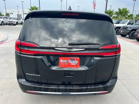 Used 2024 Chrysler Pacifica Touring-L FWD image 3