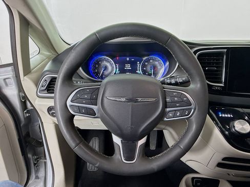 Used 2024 Chrysler Pacifica Touring-L FWD image 12