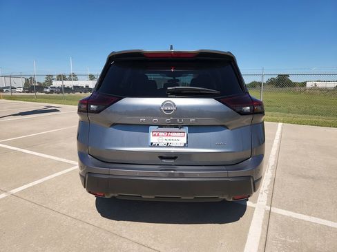 Used 2025 Nissan Rogue SV image 6