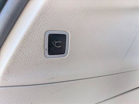 Used 2017 Chrysler Pacifica Touring-L FWD image 7