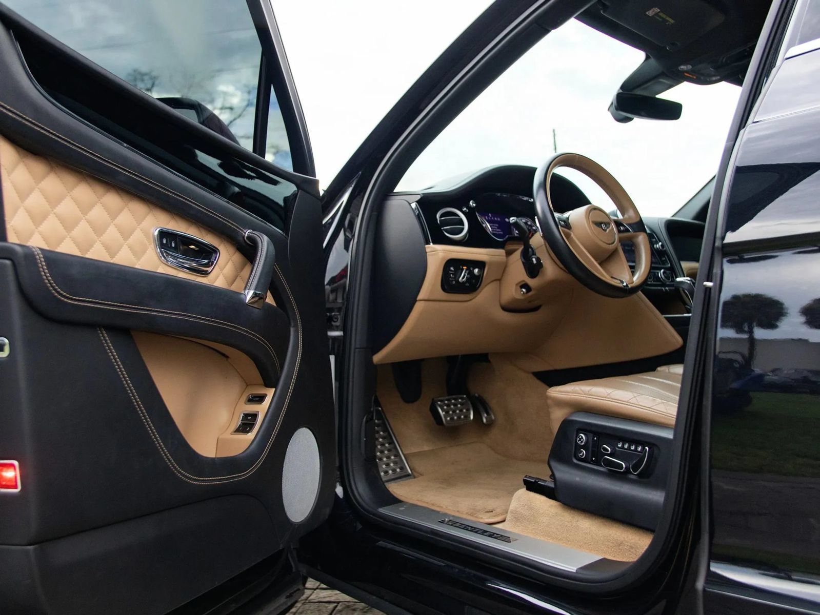 Used 2017 Bentley Bentayga AWD/4WD image 16