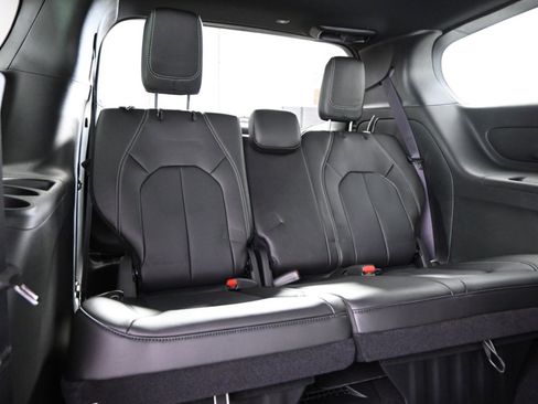 Used 2025 Chrysler Pacifica Select image 17