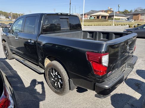 Used 2019 Nissan Titan SV w/ SV Convenience Package image 7