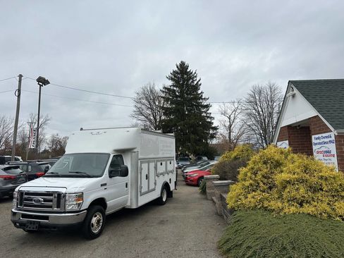 Used 2016 Ford E-350 and Econoline 350 Super Duty w/ Power Windows & Locks Group image 1
