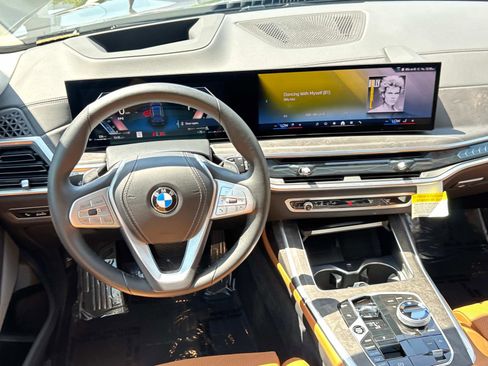 Used 2025 BMW X7 xDrive40i w/ Premium Package image 9