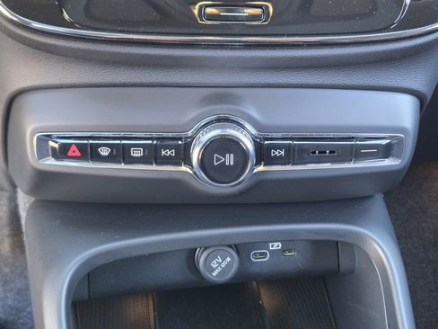 Used 2025 Volvo XC40 B5 Core w/ Protection Package Premier image 26