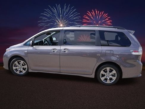 Used 2019 Toyota Sienna SE Premium w/ Carpet Mat Package AWD/4WD image 9