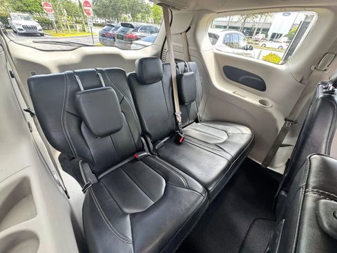 Used 2023 Chrysler Pacifica Touring-L AWD/4WD image 20