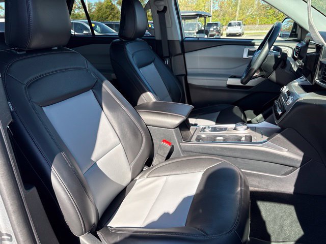Used 2022 Ford Explorer XLT w/ Equipment Group 202A AWD/4WD image 16