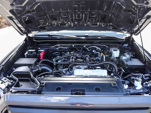 Certified 2025 Toyota Tacoma SR5 AWD/4WD image 33