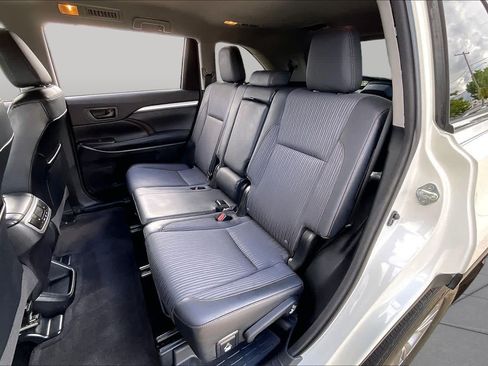 Used 2015 Toyota Highlander Plus FWD image 21