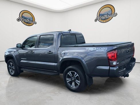 Used 2017 Toyota Tacoma TRD Sport AWD/4WD image 7