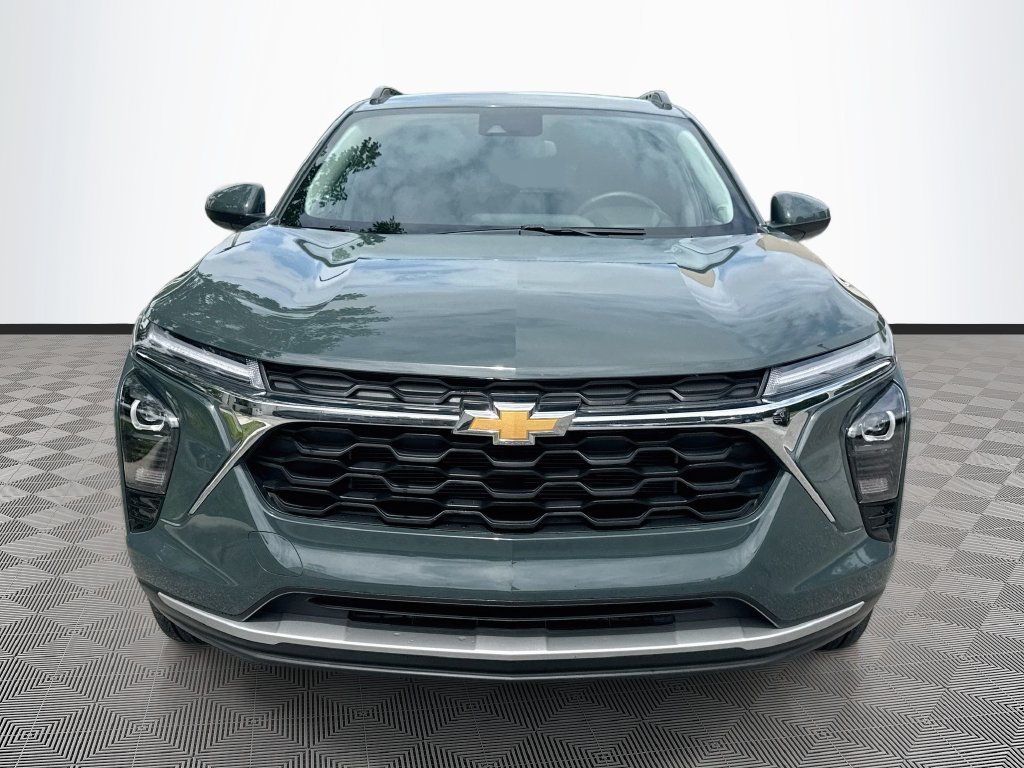 Used 2025 Chevrolet Trax LT w/ Driver Confidence Package FWD image 2